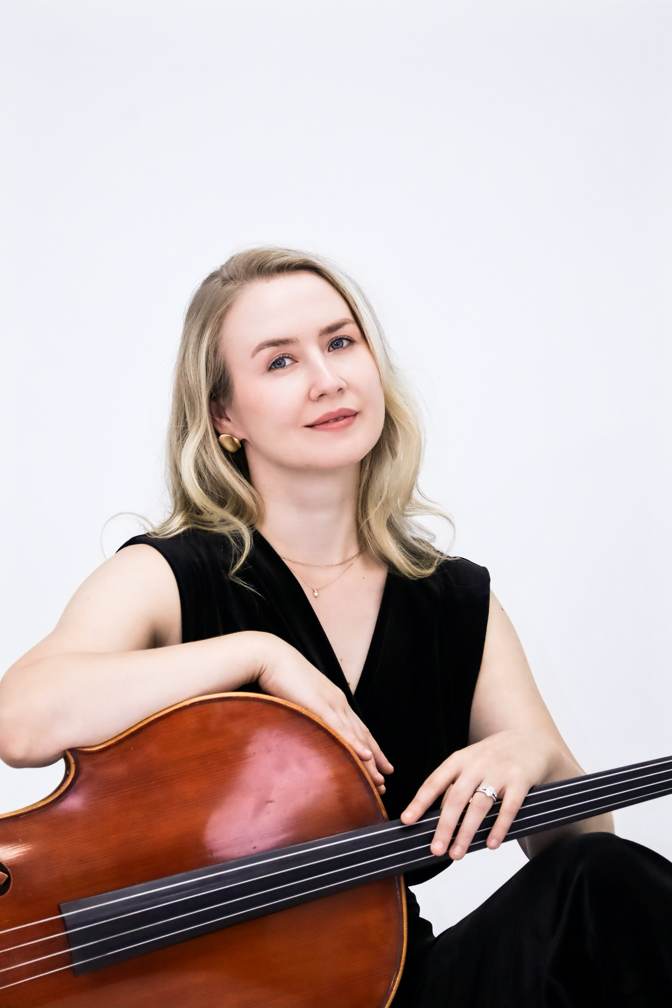 Dr. Evanghelina Ciobanu teaching and playing cello