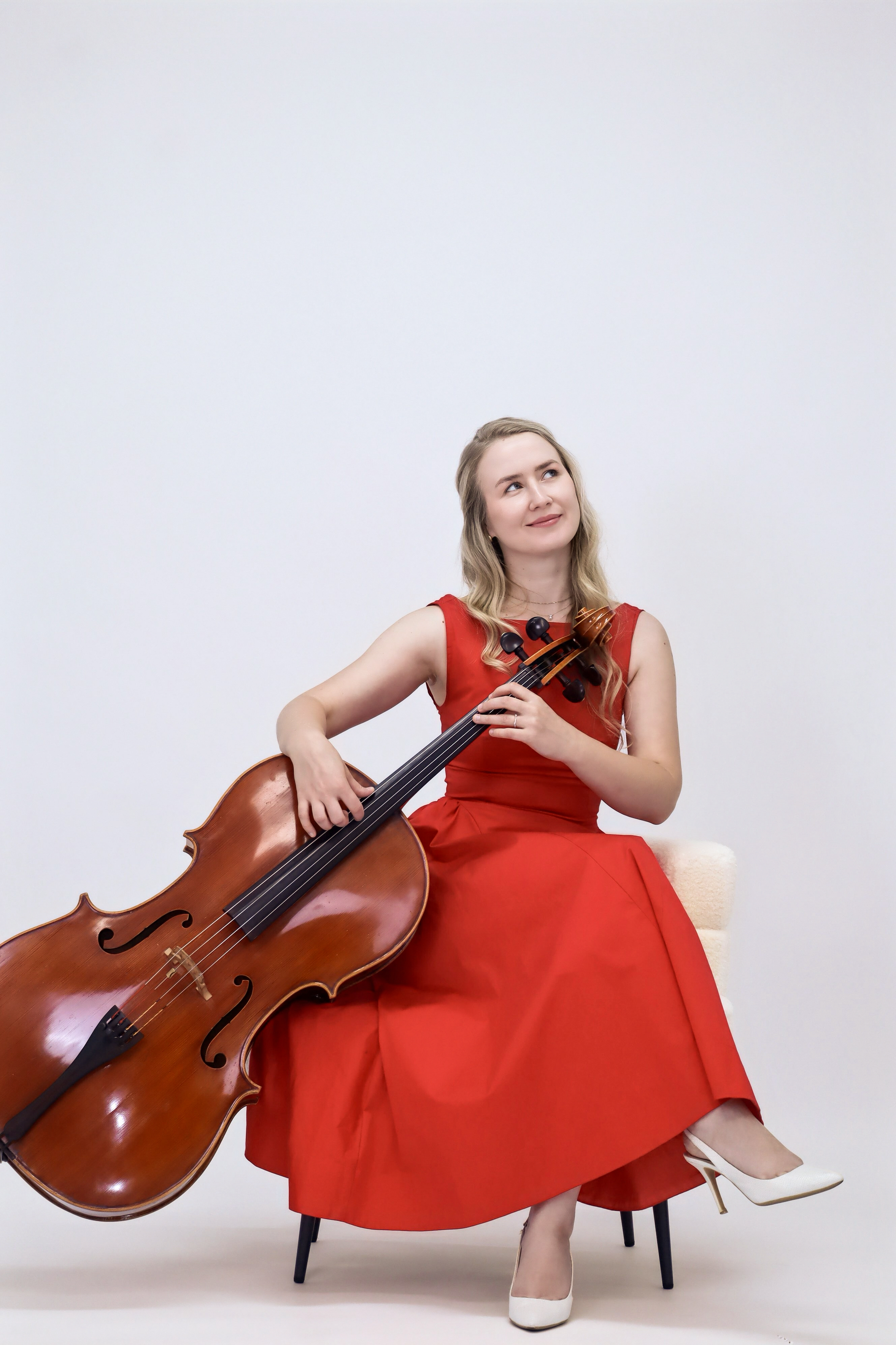 Evanghelina Ciobanu performing on cello